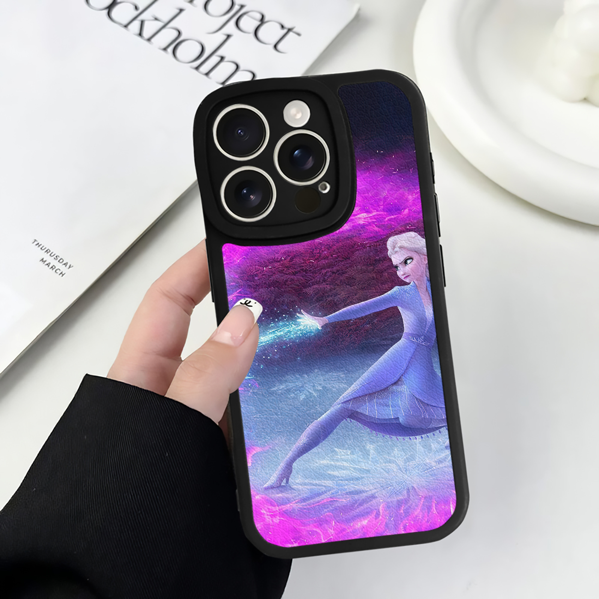 （画像用） アナと雪の女王 アンナ エルサ Frozen Anna Elsa 【iPhone 16シリーズ対応】シリコンスマホケース（レザー調） 材質：シリコン